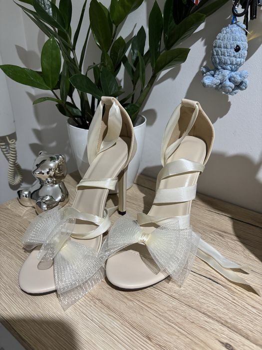 Летни сандали в бежаво на ток с панделки и връзки - номер 37-37.5