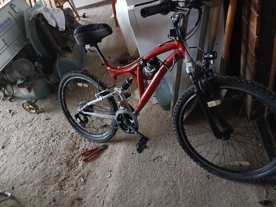 Vând bicicleta cu bec baterie si încărcător