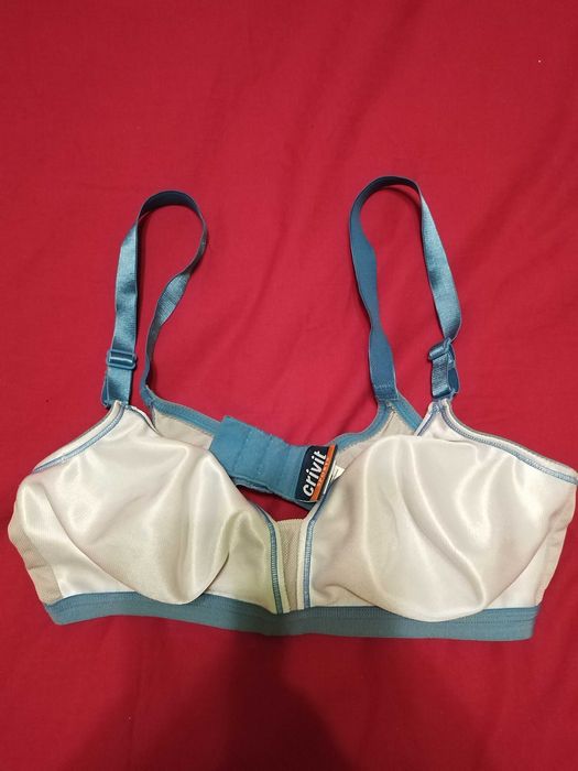Sutien sport de la: Crivit, alb cu bleu. Marime EUR: 80C! Purtat 1 dat