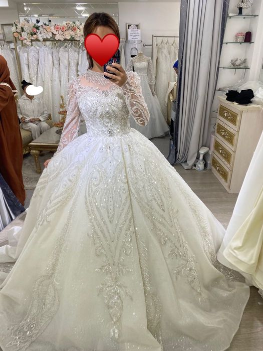 Kelin ko’ylak qaymoq rang. Toshli, yonib turadi. 300 dollar.