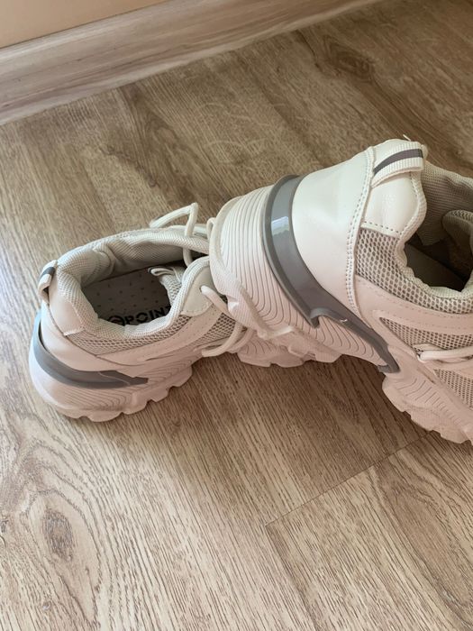 Много запазени маратонки