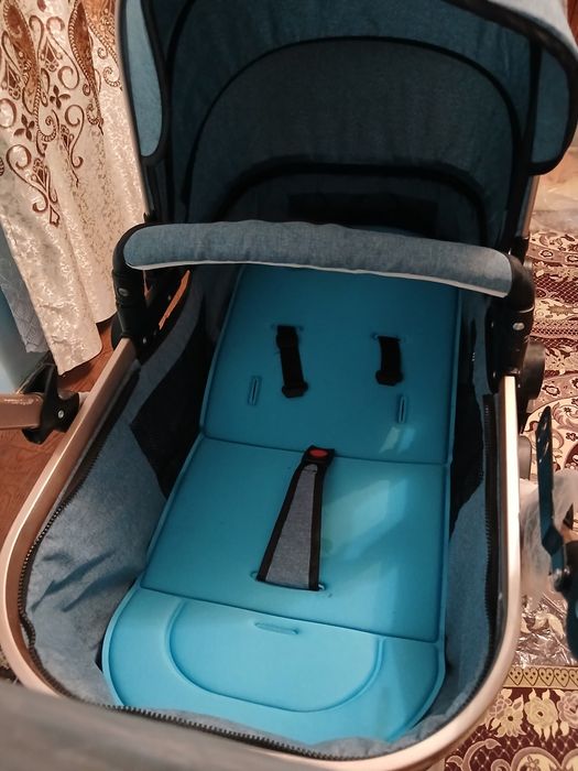 Болшая детская коляска.