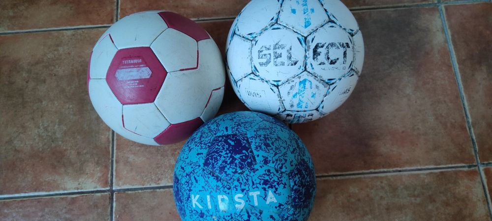 3 mingii de fotbal (din imagine) 200 lei