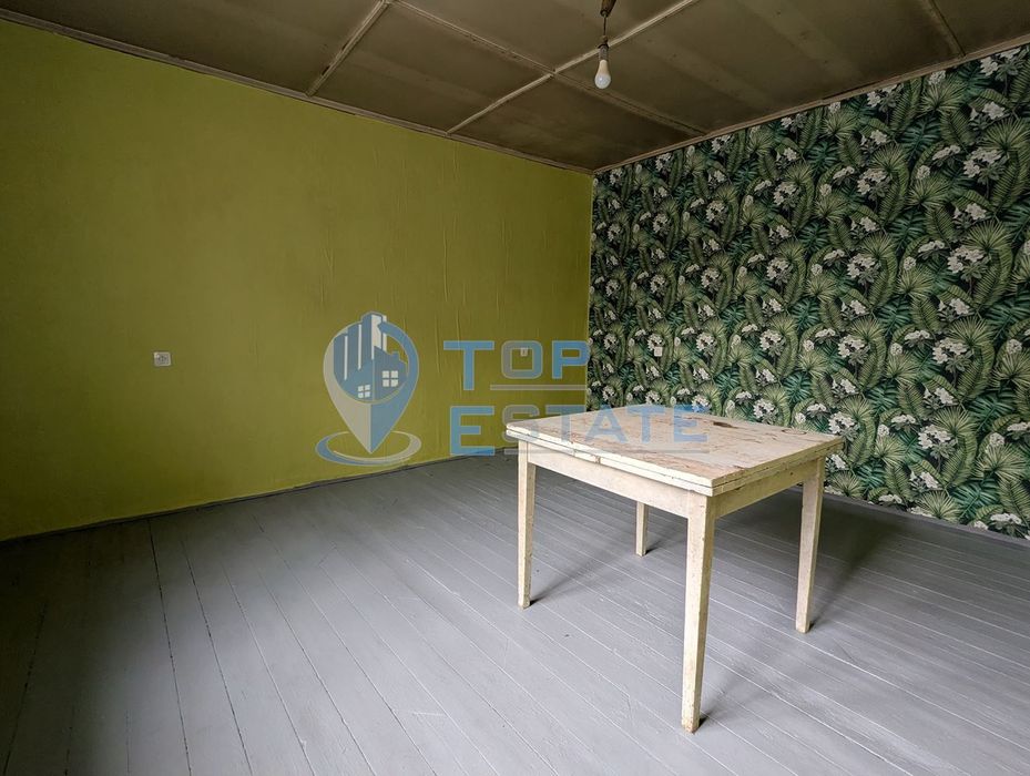 Двуетажна тухлена къща с голям двор в село Поликраище, област Велико