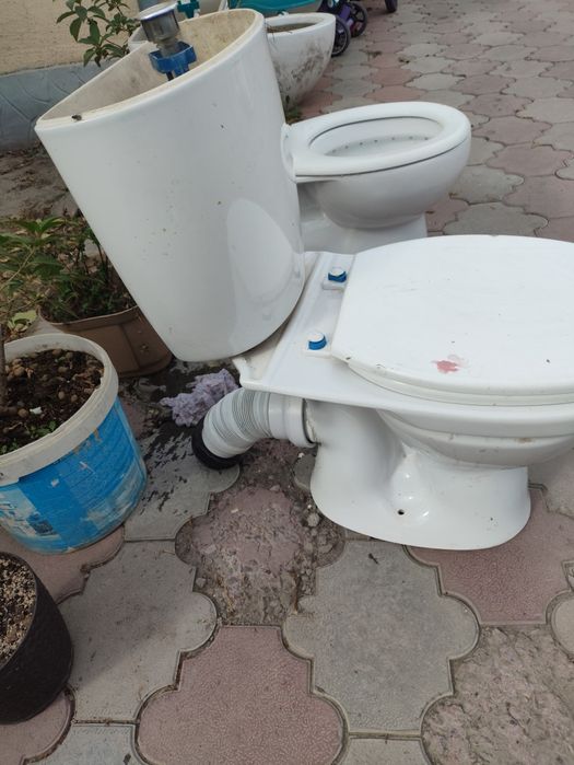 Продам туалет унитаз.