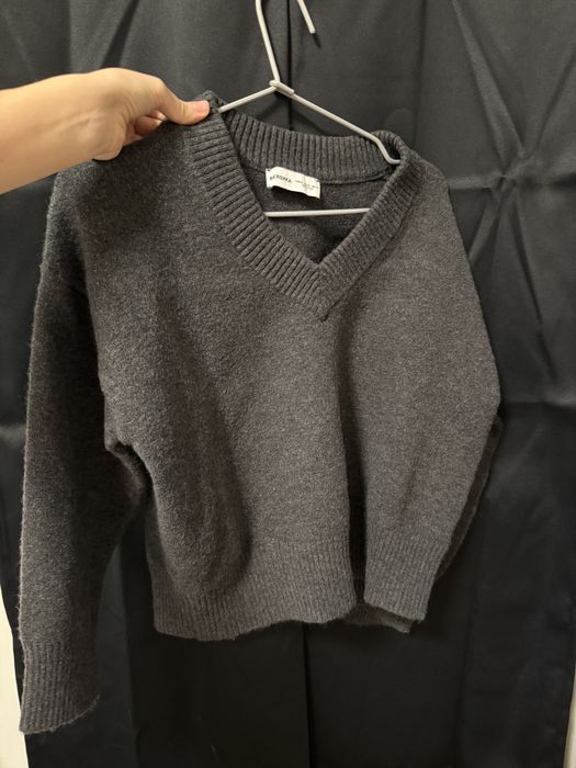 Сив пуловер с V деколте