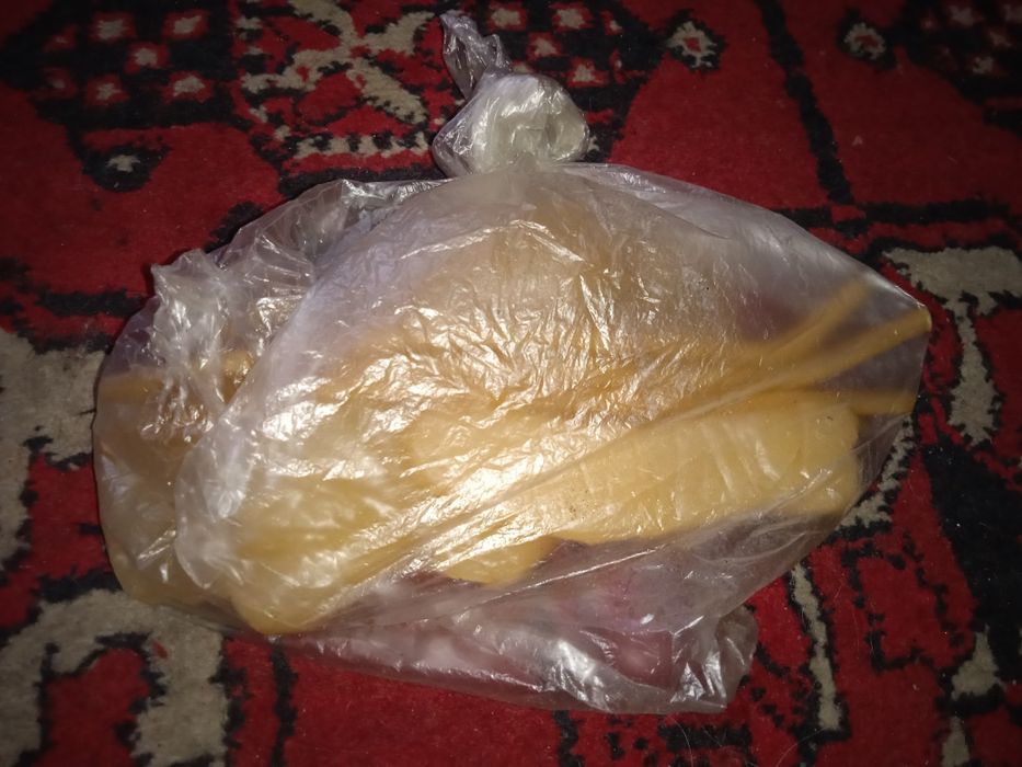 ПРОДАМ КУСОК ВОСКА (парафина) для изготовления свечей ! Вес 300 грамм.