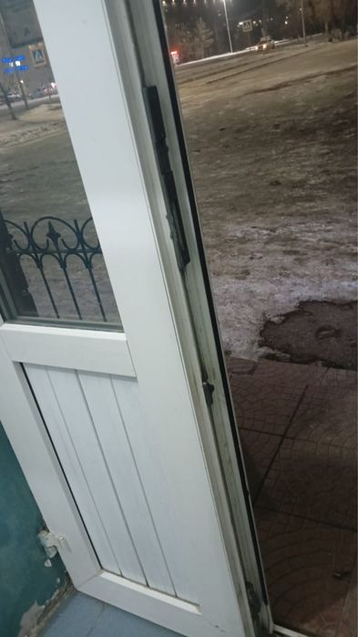 Продам пластиковые двери б/у