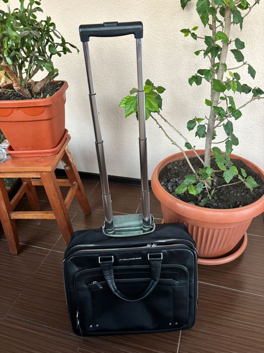 2-in-1 Servietă Piquadro cu troler de mână integrat