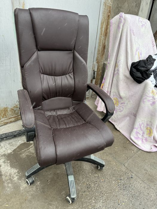 Продается стульчики 70 шт  и 2 кресло