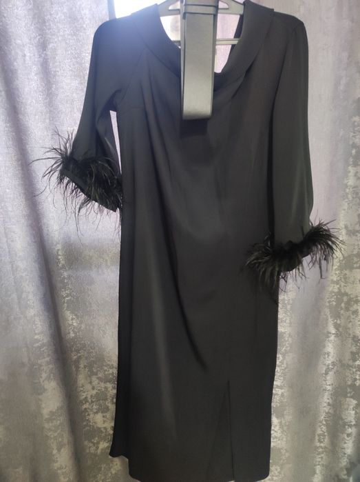 Платье с перьями на рукавах