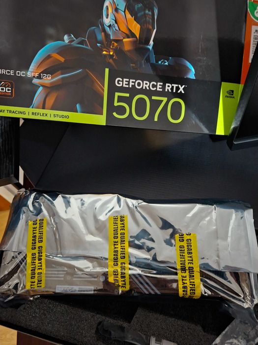 placa video RTX 5070 12gb la cutie folosita cateva zile  impecabila