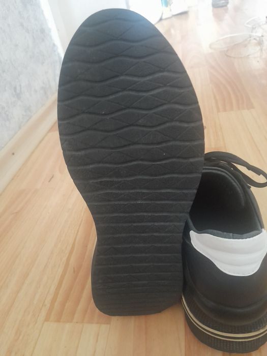 Продам кроссовки