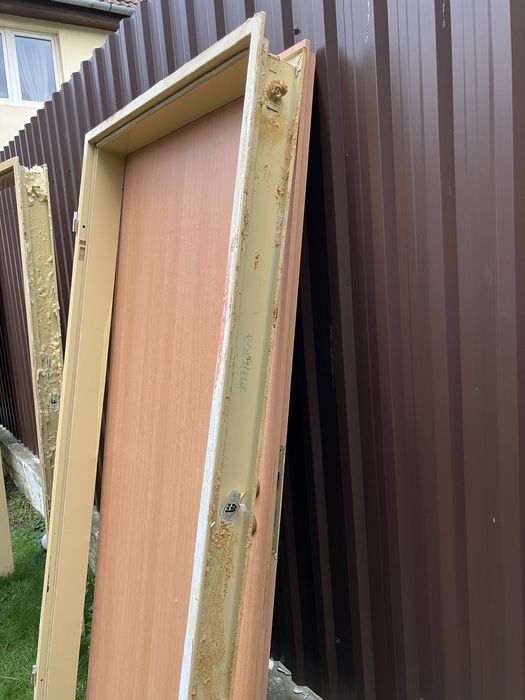 Usi MDF cu toc metalic vopsit.