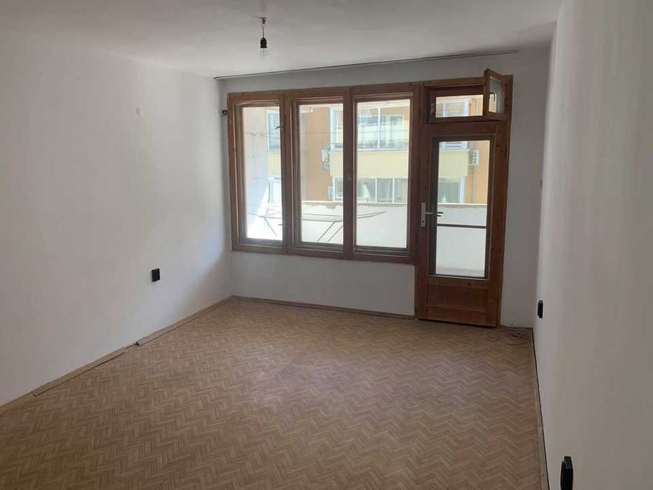 Дава се под наем Двустаен апартамент в Бургас, Лазур - 60 кв.м за 178.5 € - Снимка #1