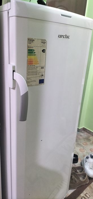 Congelator cu 3 rafturi și 3 sertare Arctic