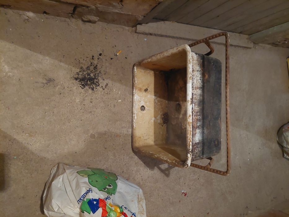 Чогунена мивка със сифон