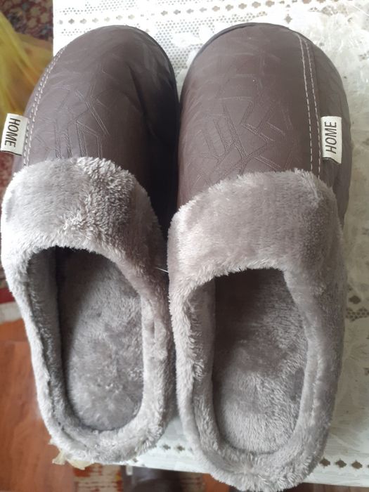 Vând o pereche de papuci pentru bărbați  maro 30 lei mărime 44 45