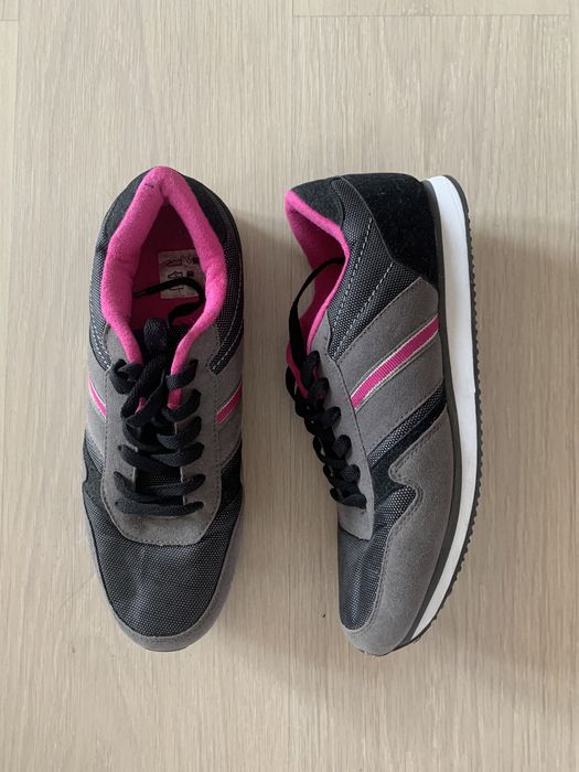 Vand adidasi (41) pentru dama.