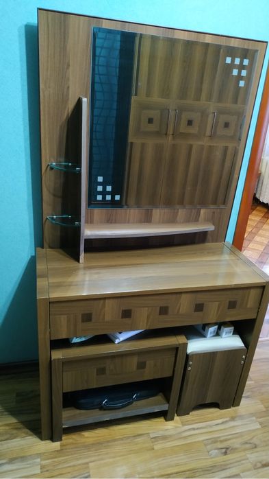 Туалетный столик,комод и тумбочка