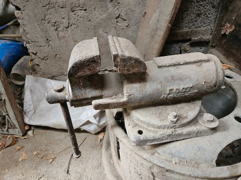 Тиски советские большие