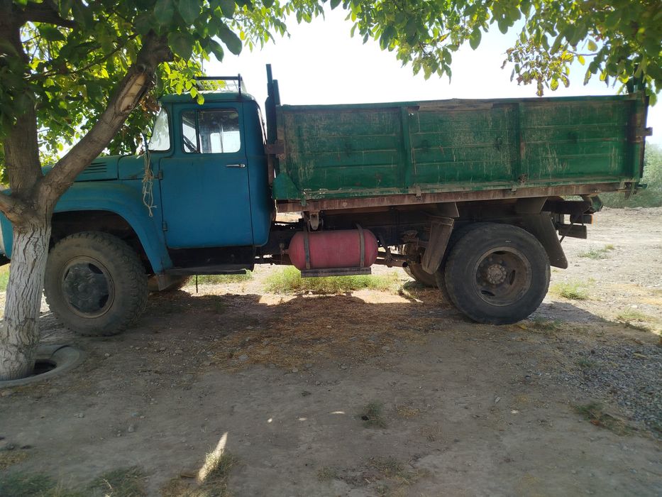 Zil sotiladi. ЗИЛ сотилади.