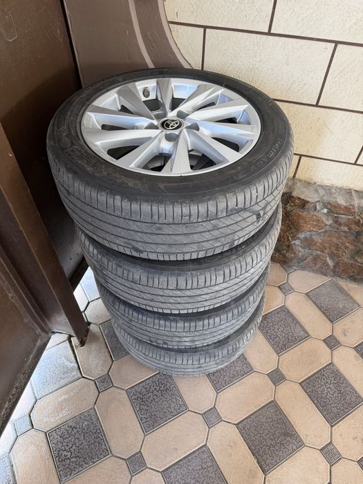 Балон 215/55/17 с дискими камри 70-75