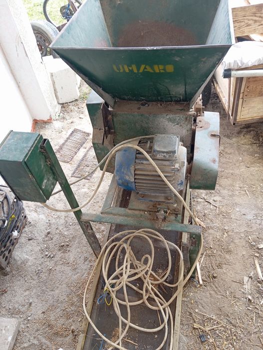 Vând moară de măcinat făină