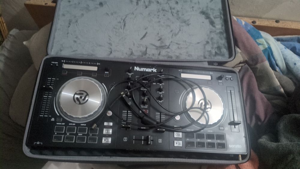 Numark Mixtrack Pro 3 + Geanta + Accesorii