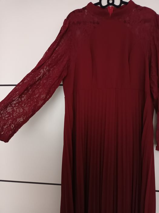 Рокля в цвят бордо