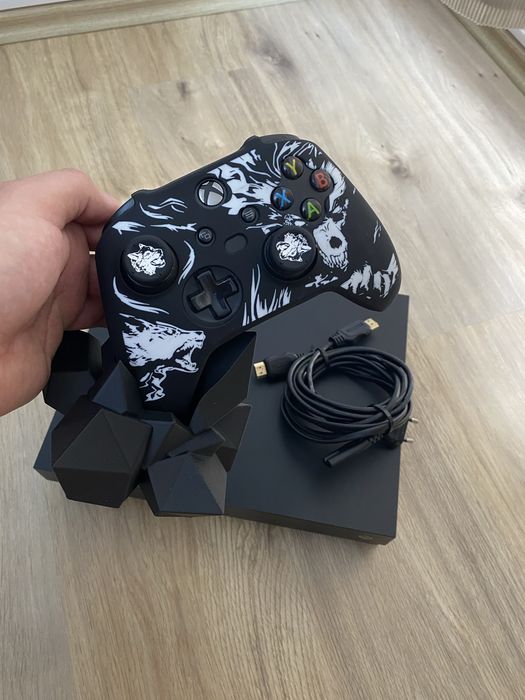 Xbox one x 1Tb + controller