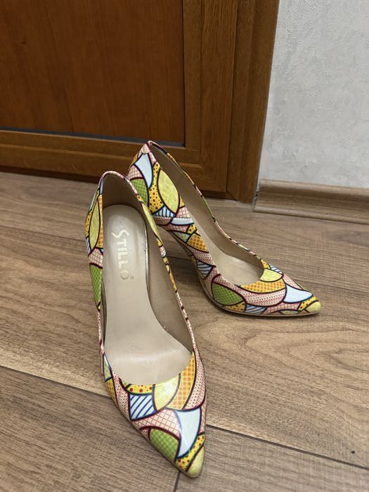 Обувки на висок ток с естесвена жълто-зелена шарка