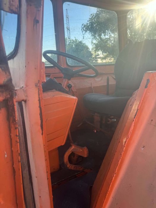 Vând tractor  u 650 în stare perfectă de funcționare cauciucuri bune nu are pierderi de ulei nu sare din vinete nu bate ofer probă 4300 €