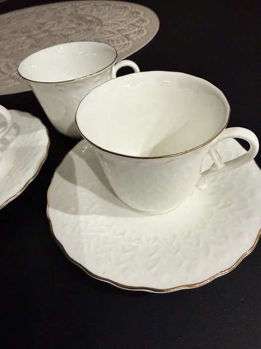 Сервиз от костен порцелан,цена  55 евро.