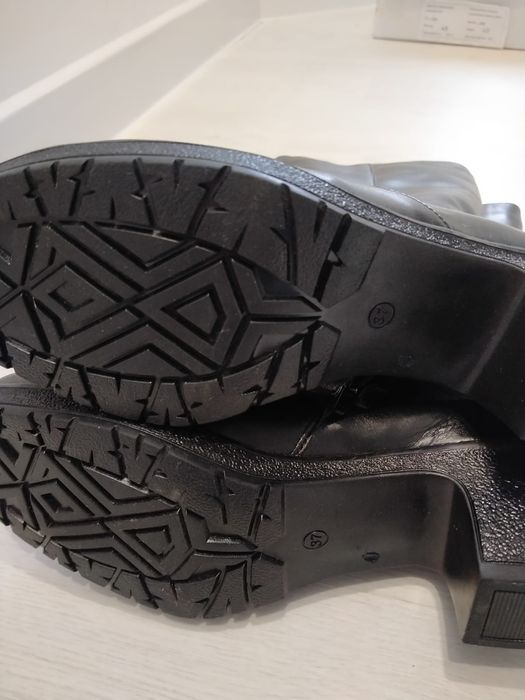 Продаются женские сапоги