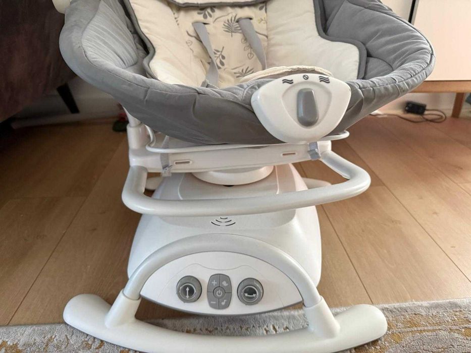 Balansoar electric bebe cu muzică și jucării – stare foarte bună