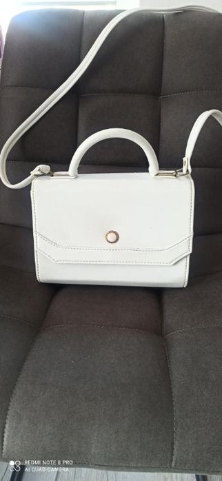 Бяла дамска чанта
