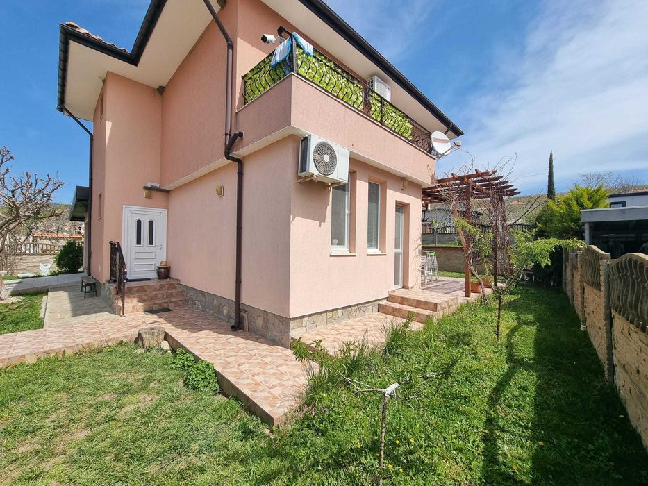 Прекрасна двуетажна къща в с. Кошарица, обл. Бургас