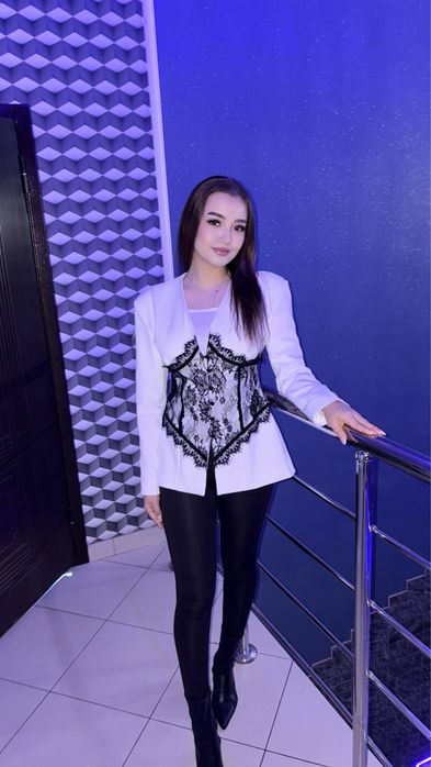 Пиджак белый с кружевами