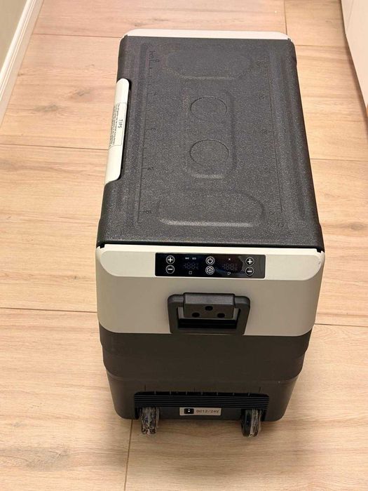 Frigider auto VEVOR 55L cu compresor, 12V 24V 220V, congelator portabil pentru camping, rulotă, camion, ca nou