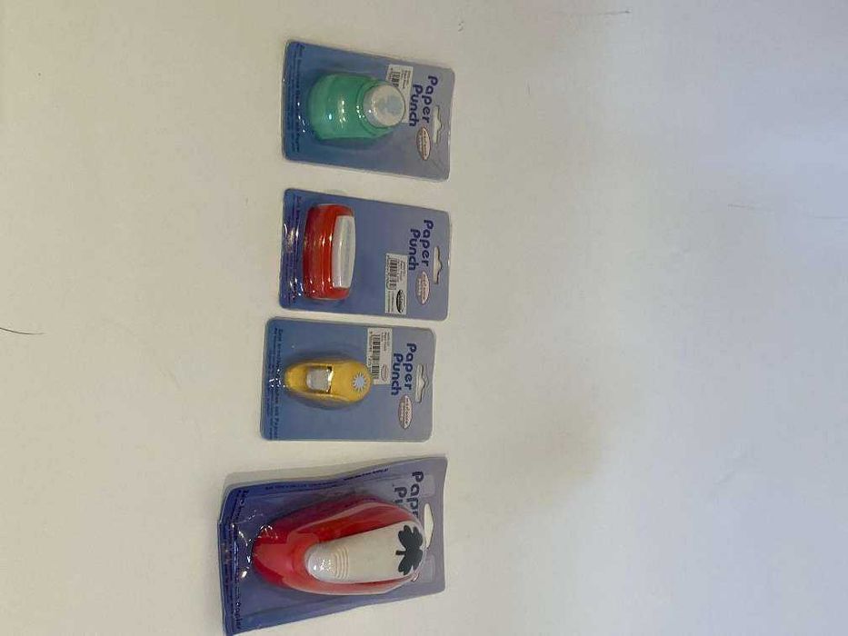 Продавам 400 броя щанци за хартия с мотиви – марка Marianne Hobby