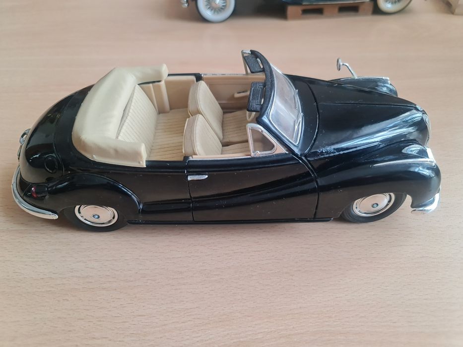 Vand macheta scara 1/18 BMW 502 producator Maisto