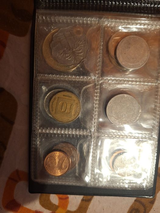 Monezi vechi de vânzare.