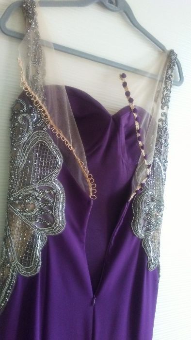 Много красива рокля в тъмно лилав цвят с бродерия от камъни
