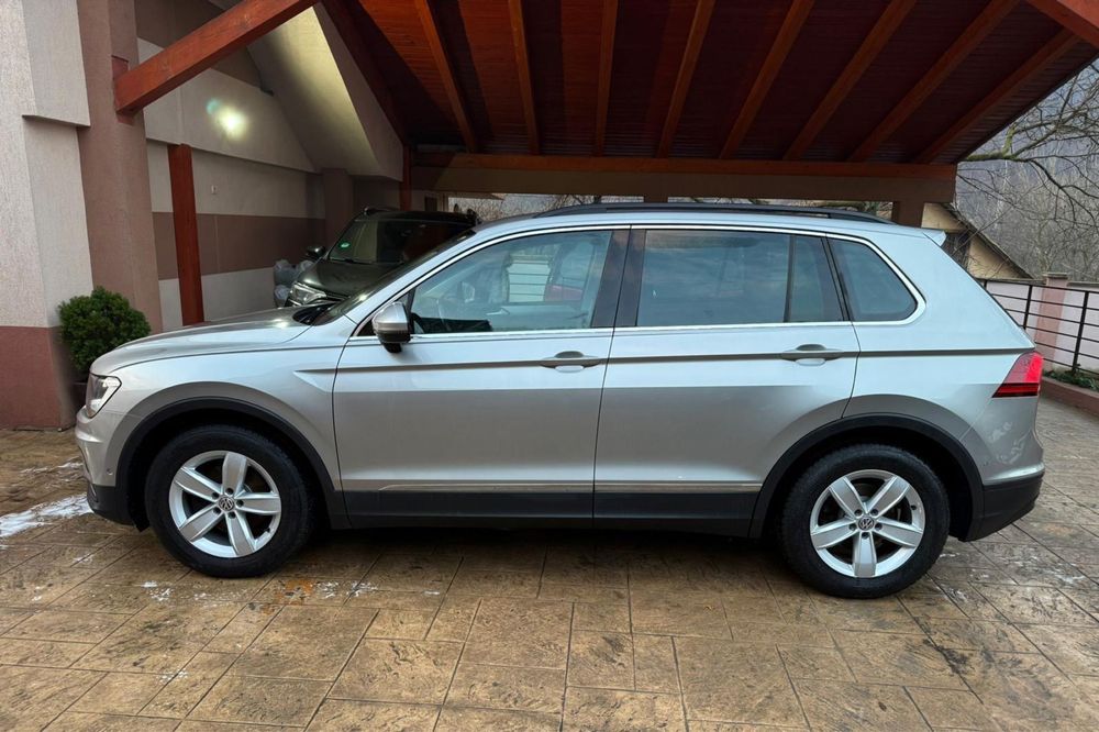 VOLKSWAGEN Tiguan