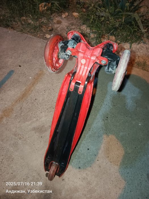 Детский самокат светится и  плюс шлемом