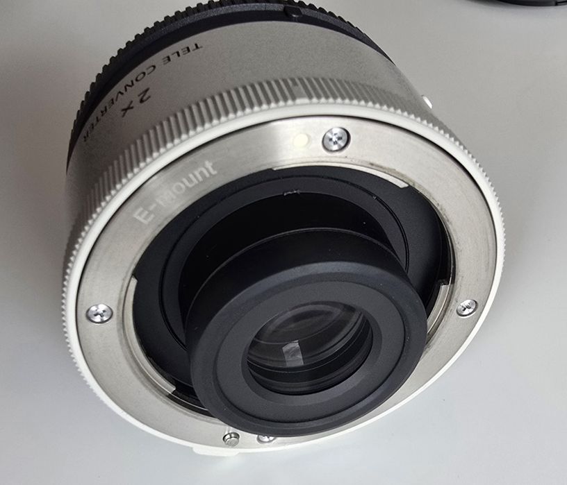 Комплект телеконверторите Sony SEL14TC и Sony SEL20TC teleconverter