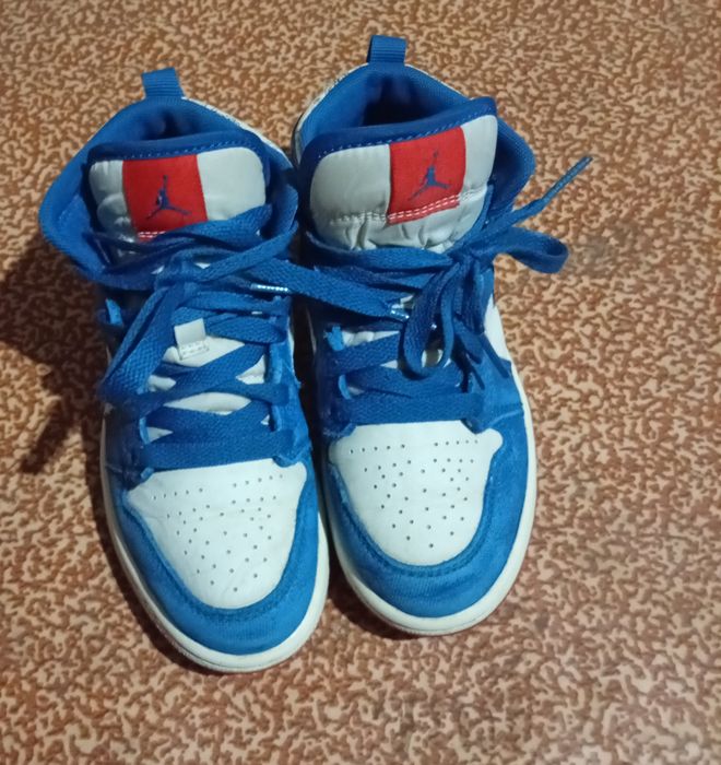 Vînd pantofi Jordan originali copii