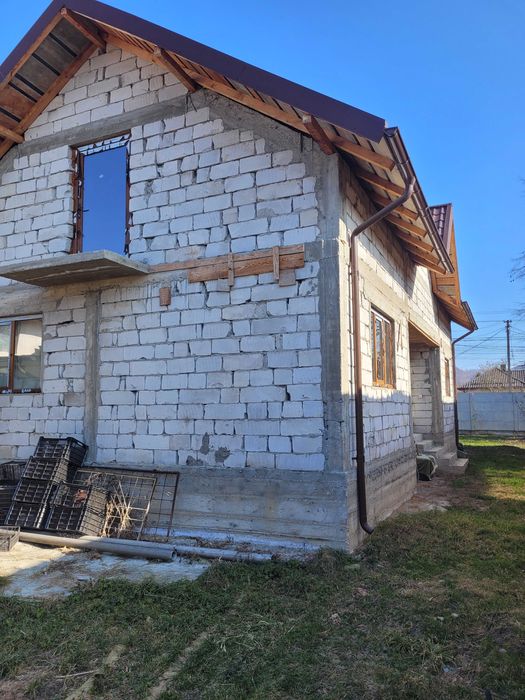 Casă la roșu + Teren generos + Spațiu comercial în stațiunea Pucioasa