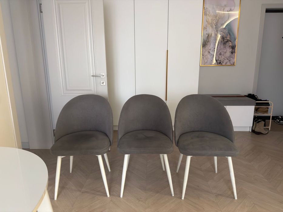 Продам диван, стол, 6 стулоев, в зорошем состоянии